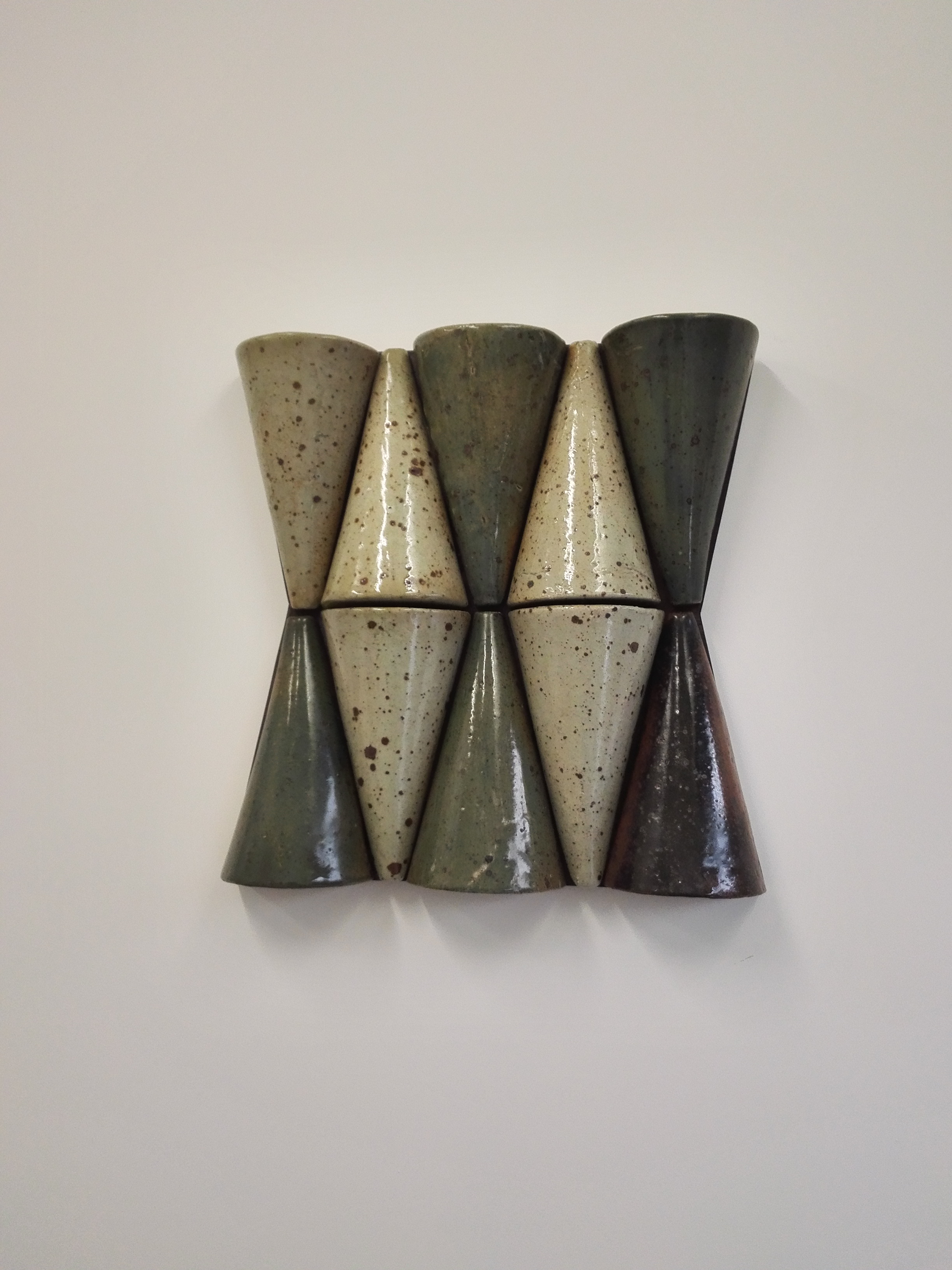 Soclage de céramiques sur un panneau bois