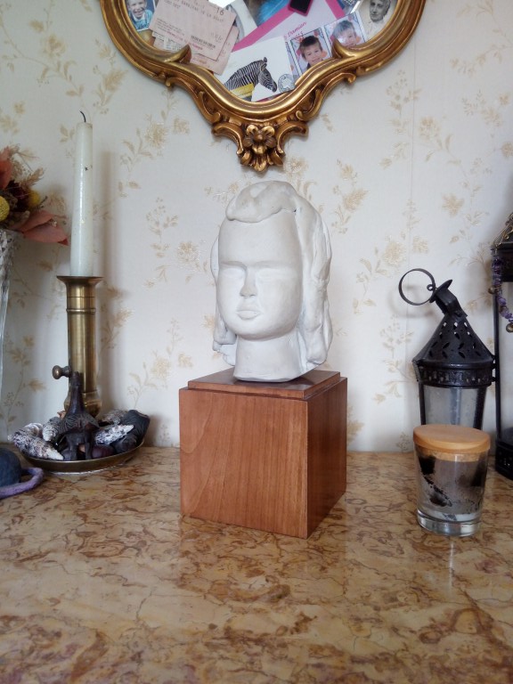 socle en merisier pour une tête